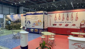 Stand L 8m x l 1m x H 4m cu spatiu depozitare pe mijloc